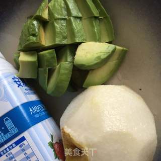 牛油果香水梨奶昔的做法步骤:4