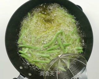 干煸豆角的做法步骤:5