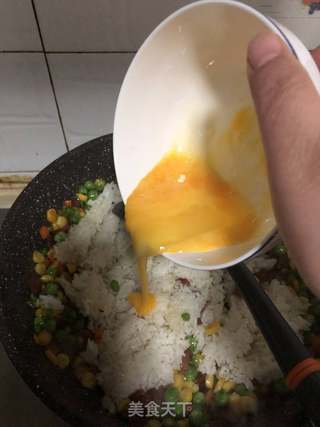 五彩炒饭的做法步骤:4