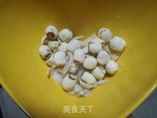 银耳莲子百合羹的做法步骤:2