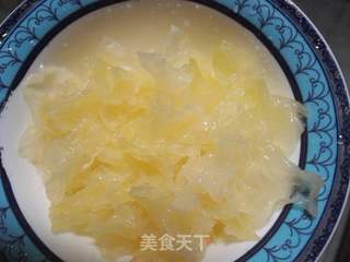 银耳莲子百合羹的做法步骤:3