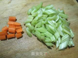 木耳炝西芹的做法步骤:2