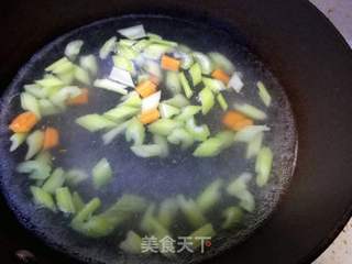 木耳炝西芹的做法步骤:3