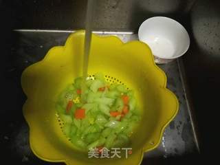 木耳炝西芹的做法步骤:4