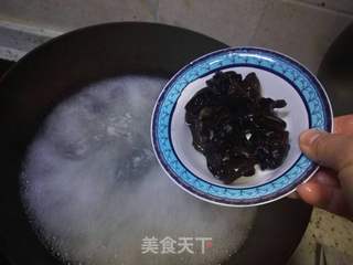 木耳炝西芹的做法步骤:5