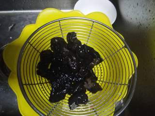 木耳炝西芹的做法步骤:6