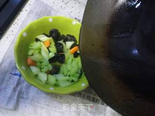 木耳炝西芹的做法步骤:10