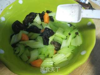 木耳炝西芹的做法步骤:11