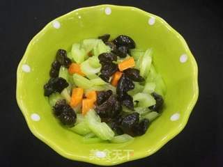 木耳炝西芹的做法步骤:14