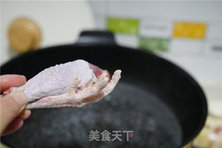 虫草红枣鸡腿汤的做法步骤:2