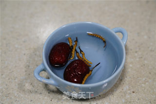 虫草红枣鸡腿汤的做法步骤:3