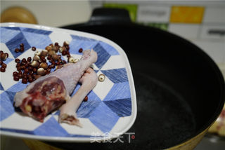 芡实红豆鸡腿汤的做法步骤:2