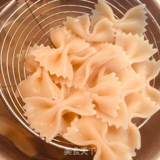 白汁奶油海鲜蝴蝶面(如何煮蝴蝶面)的做法步骤:3