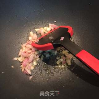 白汁奶油海鲜蝴蝶面(如何煮蝴蝶面)的做法步骤:4