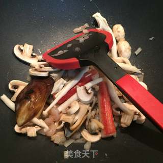 白汁奶油海鲜蝴蝶面(如何煮蝴蝶面)的做法步骤:5