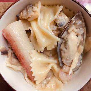 白汁奶油海鲜蝴蝶面(如何煮蝴蝶面)的做法步骤:6