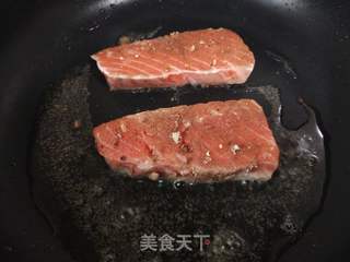 香煎三文鱼的做法步骤:3
