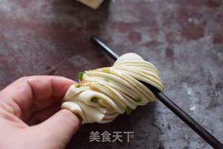 怎么做层次分明的油卷的做法步骤：8