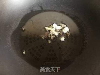 菠菜蝶豆花捞面的做法步骤：1