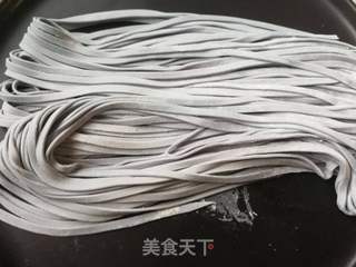 菠菜蝶豆花捞面的做法步骤:5