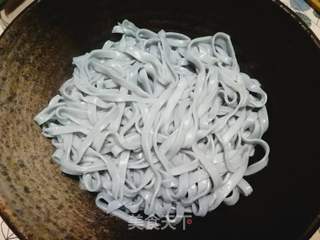 菠菜蝶豆花捞面的做法步骤:7