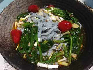 菠菜蝶豆花捞面的做法步骤:8