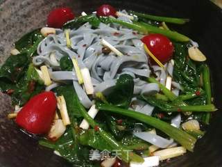 菠菜蝶豆花捞面的做法步骤:11