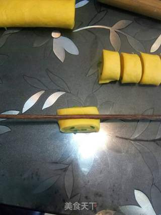 南瓜葱花卷的做法步骤:6