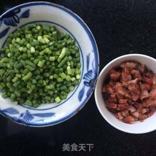蒜苔腊肠炒饭的做法步骤:2