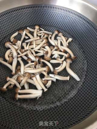 海鲜菇鹌鹑蛋蔬菜沙拉的做法步骤:2
