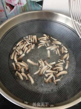 海鲜菇鹌鹑蛋蔬菜沙拉的做法步骤:3