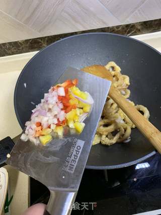 椒盐鱿鱼圈的做法步骤:9