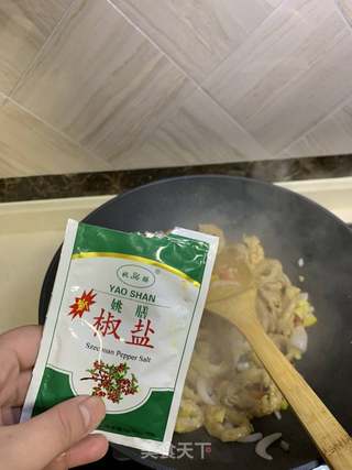 椒盐鱿鱼圈的做法步骤:10
