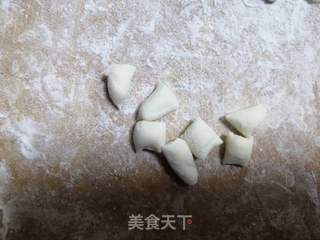如何处理剩面团-油泼螺纹面的做法步骤:2