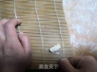 如何处理剩面团-油泼螺纹面的做法步骤:5
