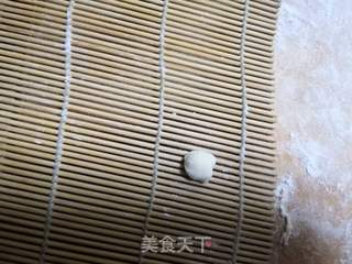 如何处理剩面团-油泼螺纹面的做法步骤:3
