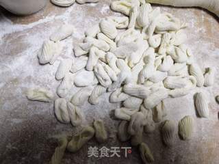 如何处理剩面团-油泼螺纹面的做法步骤:6