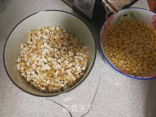 暖暖和和的牛肉香菇辣酱的做法步骤:2