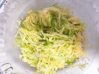 凉拌包菜青椒的做法步骤：3