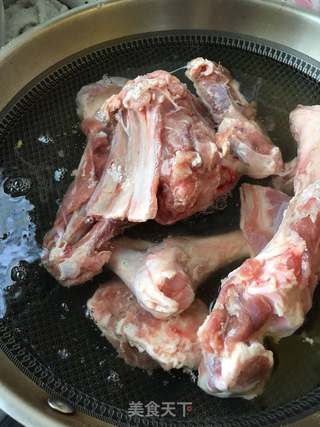 白萝卜羊骨汤的做法步骤:2