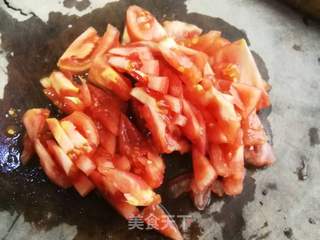 番茄鸡蛋索面汤的做法步骤:2