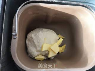如何做小朋友都爱吃的毛毛虫香肠面包的做法步骤:2