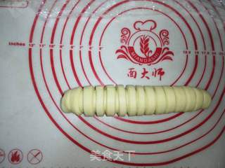 如何做小朋友都爱吃的毛毛虫香肠面包的做法步骤:12