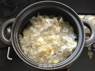 苹果红枣银耳羹的做法步骤:2