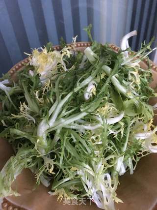 花生碎拌苦菊的做法步骤:2