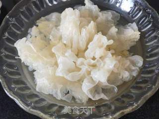 红枣枸杞银耳羹的做法步骤:2