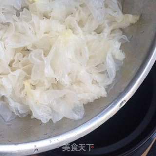 银耳红枣水果粥的做法步骤:2