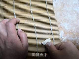 如何处理剩面团-油泼螺纹面的做法步骤:4