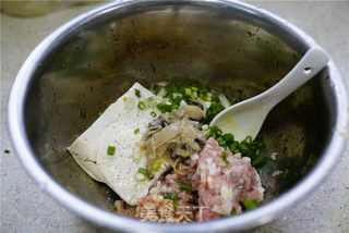 六菌鲜肉饺子的做法步骤:4