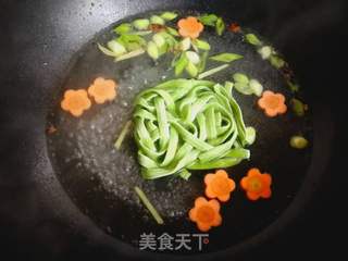 鲜虾菠菜面(虾鲜甜Q嫩的方法)的做法步骤:7